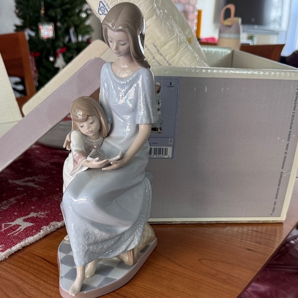 Lladro Mother and Child Ceramic Figurine in Soft Pastels “Bedtime Story” - Picture 4 of 4